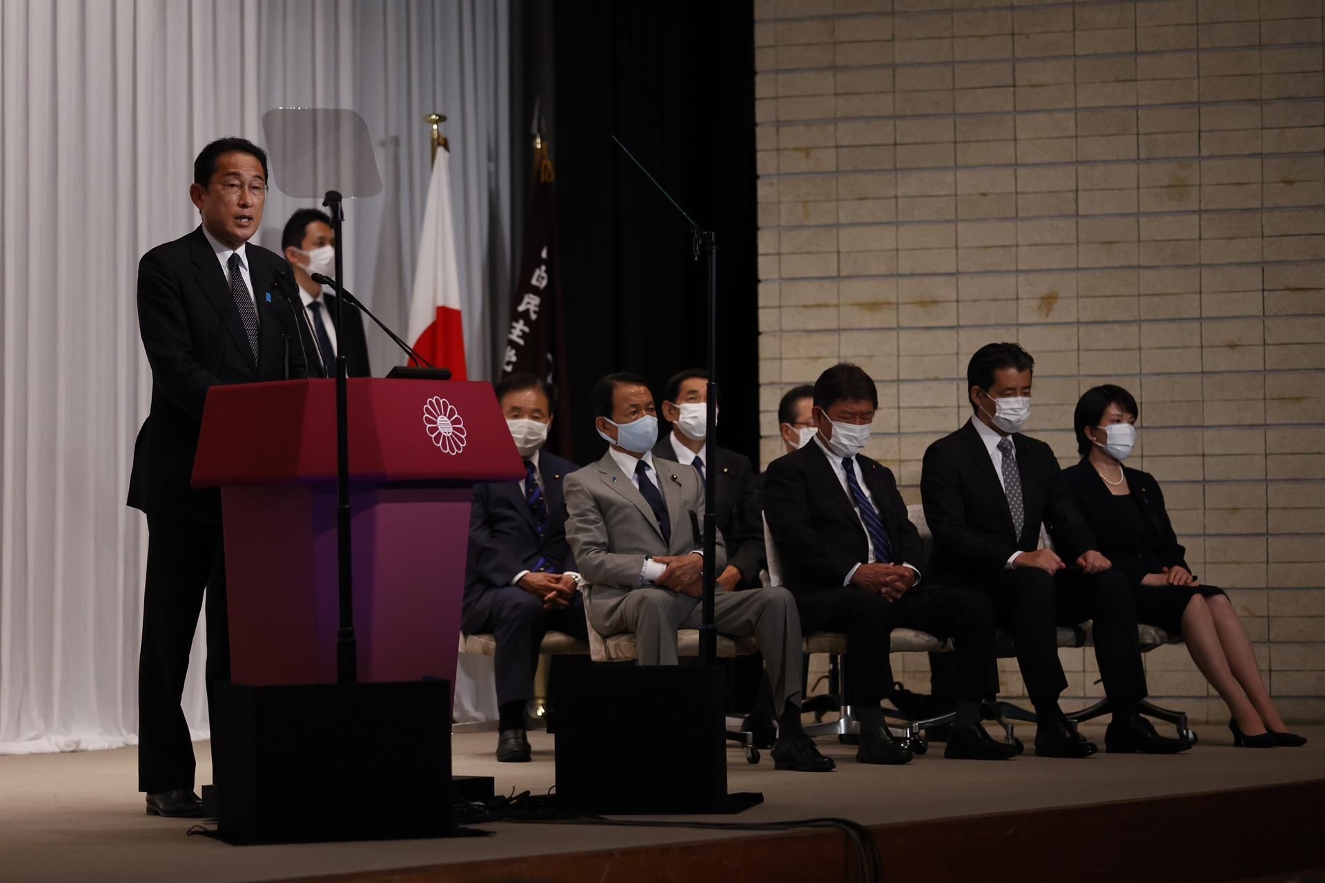 El primer ministro japonés, Fumio Kishida, durante su comparecencia en la sede de su formación, el Partido Liberal Democrático (PLD), que este domingo se alzó con la victoria en los comicios parciales a la Cámara Alta del parlamento nacional. EFE/EPA/Rodrigo Reyes Marin / POOL
