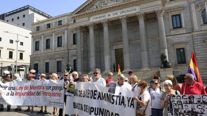 Vista de la concentración este jueves frente al Congreso de los Diputados de asociaciones memorialistas con motivo de la aprobación de la Ley de Memoria Democrática. EFE/ Zipi
