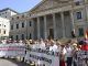 Vista de la concentración este jueves frente al Congreso de los Diputados de asociaciones memorialistas con motivo de la aprobación de la Ley de Memoria Democrática. EFE/ Zipi