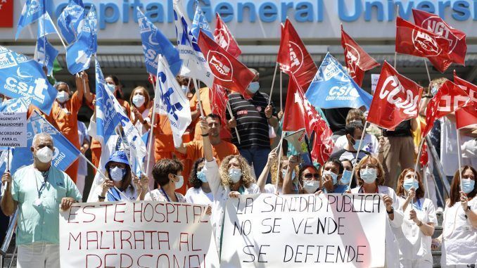 Los sindicatos del comité de empresa del Hospital Gregorio Marañón se concentran este jueves en protesta contra el "maltrato a los trabajadores" frente a la puerta principal de este centro sanitario. EFE/ Luis Millán
