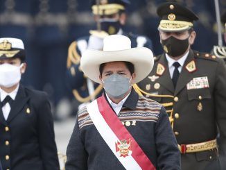 Fotografía fechada el 30 de julio de 2021 del presidente de Perú, Pedro Castillo (c). EFE/ Paolo Aguilar