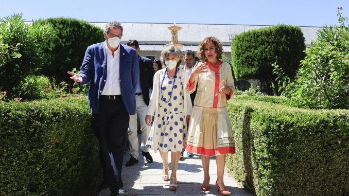 La ministra de Hacienda, María Jesús Montero (d), imparte la ponencia “El sector público, garante de los derechos ciudadanos” en el marco de los curso de verano de La Universidad Complutense en San Lorenzo de El Escorial. EFE/Zipi Aragón
