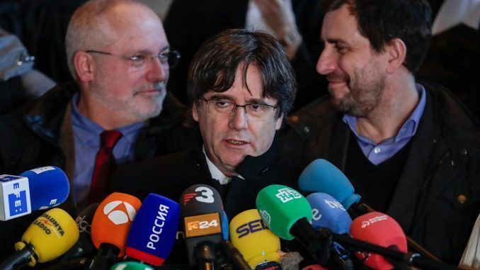 El expresidente catalán Carles Puigdemont (centro) y los exconsejeros Lluis Puig (izquierda) y Antoni Comin (derecha) en una foto de archivo. EFE/EPA/STEPHANIE LECOCQ
