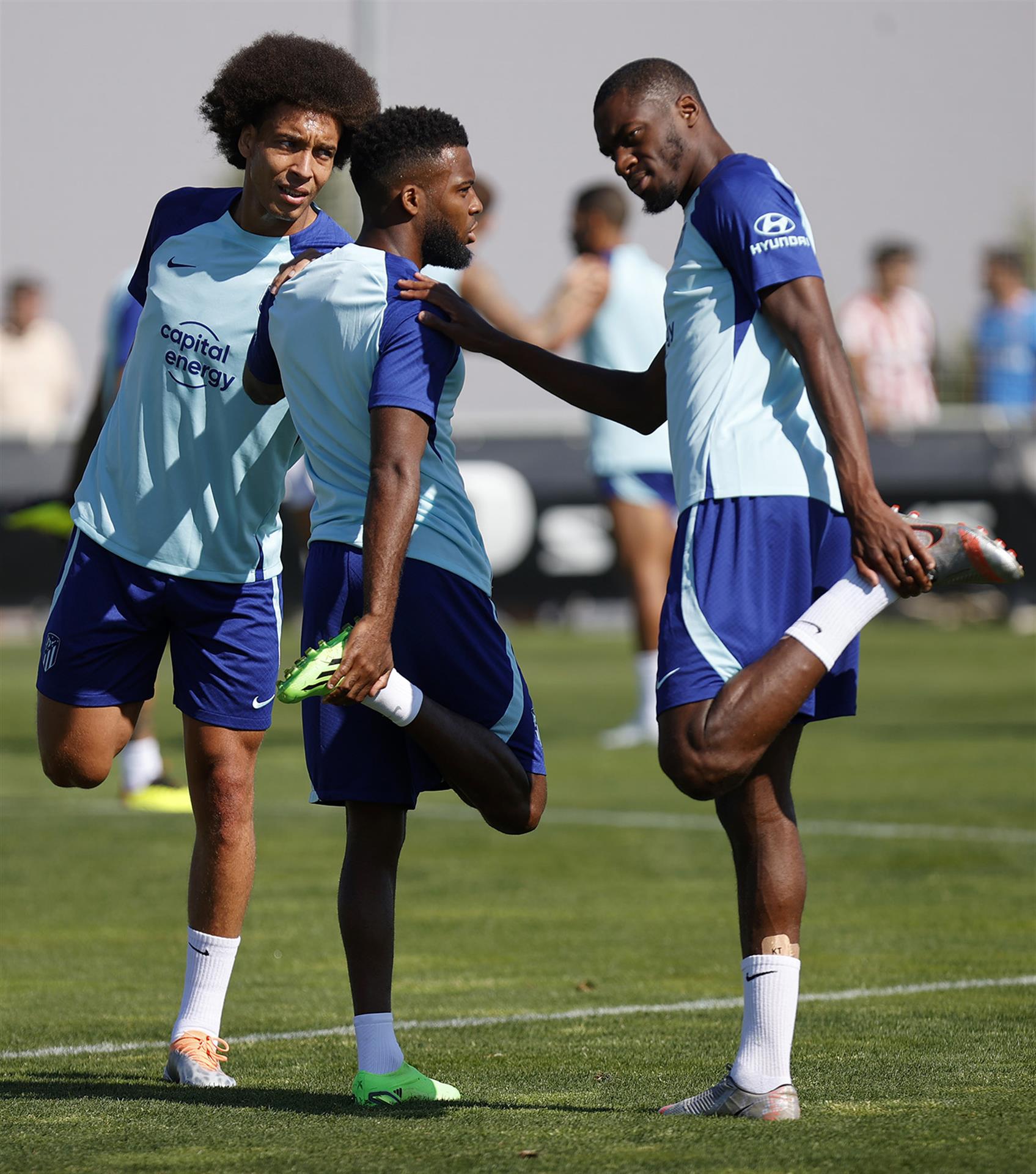 Axel Witsel (i); Thomas Lemar y Geoffrey Kondogbia (d), en un momento del entrenamiento de este miércoles. EFE/Atlético de Madrid.
