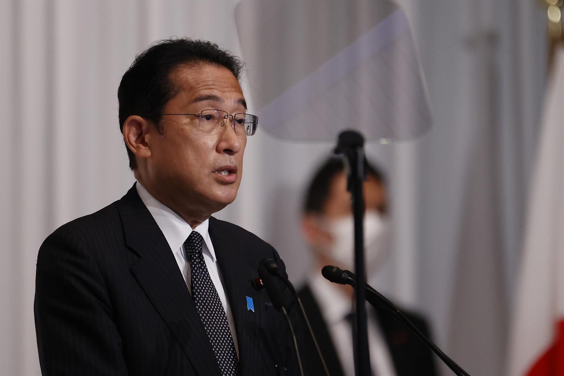 El primer ministro japonés, Fumio Kishida, durante su comparecencia en la sede de su formación, el Partido Liberal Democrático (PLD), que este domingo se alzó con la victoria en los comicios parciales a la Cámara Alta del parlamento nacional. EFE/EPA/Rodrigo Reyes Marin / POOL
