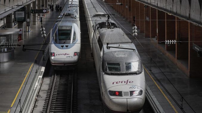 Estación de Santa Justa en Sevilla con un AVE (i) procedente de Madrid, en una fotografía de archivo. EFE/José Manuel Vidal