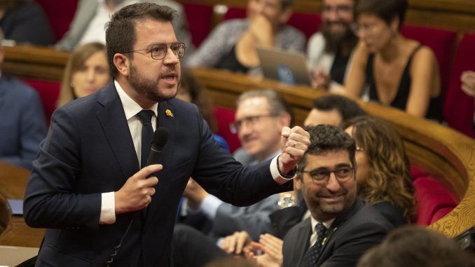 El presidente de la Generalitat, Pere Aragonès, durante una de sus intervenciones en la sesión de control en el Parlament este miércoles. EFE/Marta Pérez.
