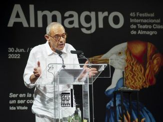 El director de teatro Lluís Pasqual pronuncia unas palabras tras recibir el premio Corral de Comedias, este jueves durante la inauguración de la 45 edición del Festival Internacional de Teatro Clásico de Almagro. EFE/Jesús Monroy