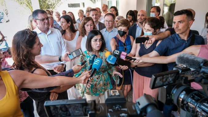 La ministra de Sanidad, Carolina Darias, que visita diversos recursos sanitarios de la isla de Ibiza, atiende a los medios durante su visita a la Unidad Básica de Salud de Cala de Bou, en Sant Josep, Ibiza. EFE/ Sergio G. Cañizares
