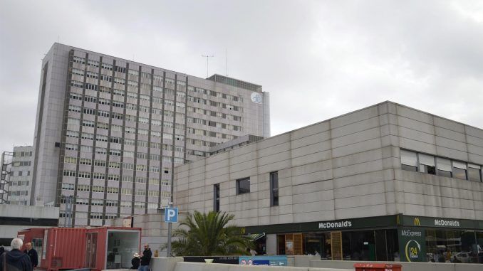 Vista general del Hospital universitario de La Paz en Madrid donde ha sido ingresado un hombre de unos 45 años que pedaleaba una "bicimad" por las calles de Madrid, tras haber resultado herido de gravedad al ser arrollado esta noche por un vehículo que se dio a la fuga. Foto de archivo. EFE/ Juana Benet
