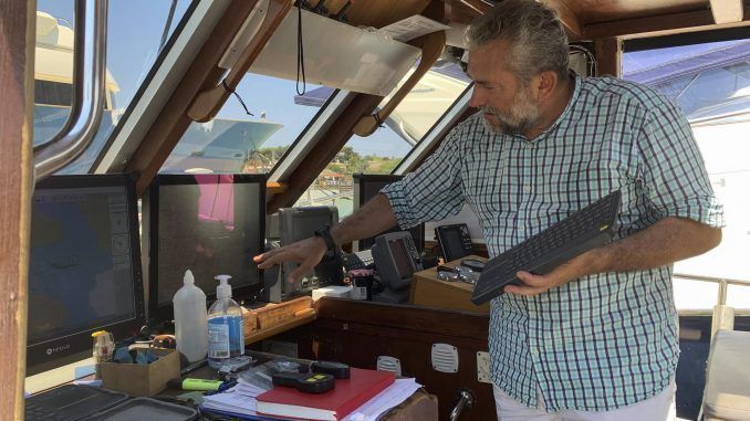 Fotografía del pasado 27 de junio. Kostas Zoktaridis, cazador de naufragios griego, enseñando el funcionamiento de geoubicación de su barco en el puerto de Lavrio, a una hora de Atenas, y que usa para sus exploraciones. EFE/Pablo Muñoz Campaña
