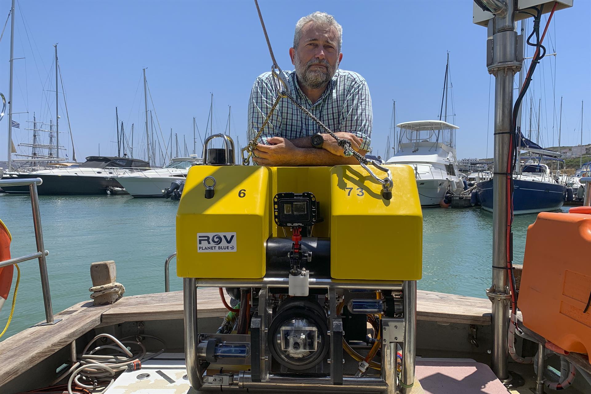 Fotografía del pasado 27 de junio. Kostas Zoktaridis, cazador de naufragios griego, posando en el puerto de Lavrio con su robot submarino (ROV), que usa para filmar sus hallazgos y puede sumergirse hasta 1.000 metros de profundidad. EFE/Pablo Muñoz Campaña
