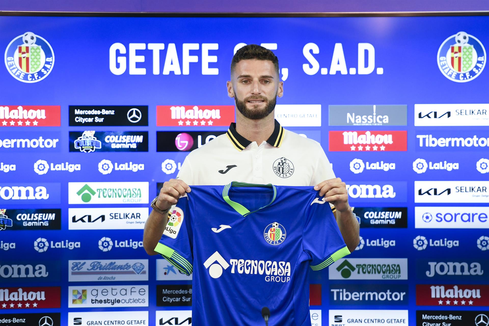 El defensa portugués Domingos Duarte durante su presentación como nuevo jugador del Getafe, este jueves en el Coliseum. EFE/ Victor Lerena
