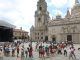 Cientos de peregrinos y turistas hacen cola para entrar este lunes por la Puerta Santa, en la parte trasera de la catedral de Santiago, con motivo del Día de Galicia, que se celebra cada 25 de julio. EFE/ Xoán Rey