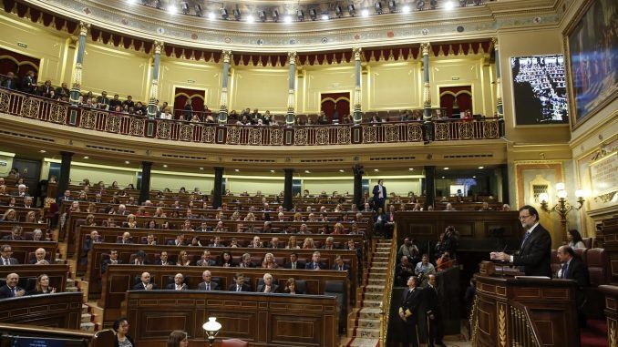 Imagen de archivo de 2015 de la intervención del entonces presidente del Gobierno, Mariano Rajoy, en el vigésimo quinto debate del estado de la nación. EFE/Javier Lizón
