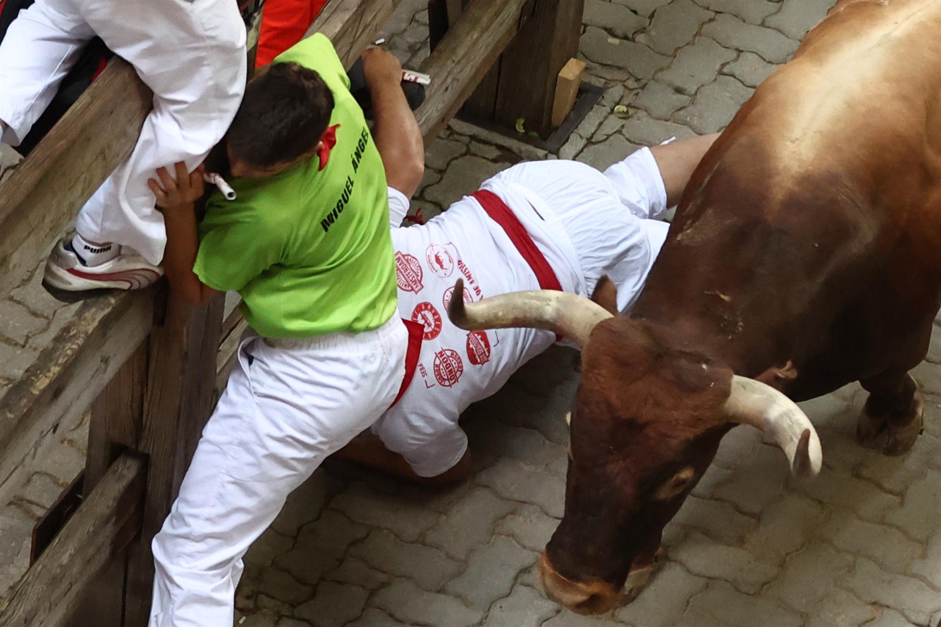 Los mozos, durante el octavo y último encierro de los Sanfermines con toros de la ganadería de Miura en el tramo final de entrada a la Plaza de Toros de Pamplona. este jueves. EFE/J.P. Urdiroz
