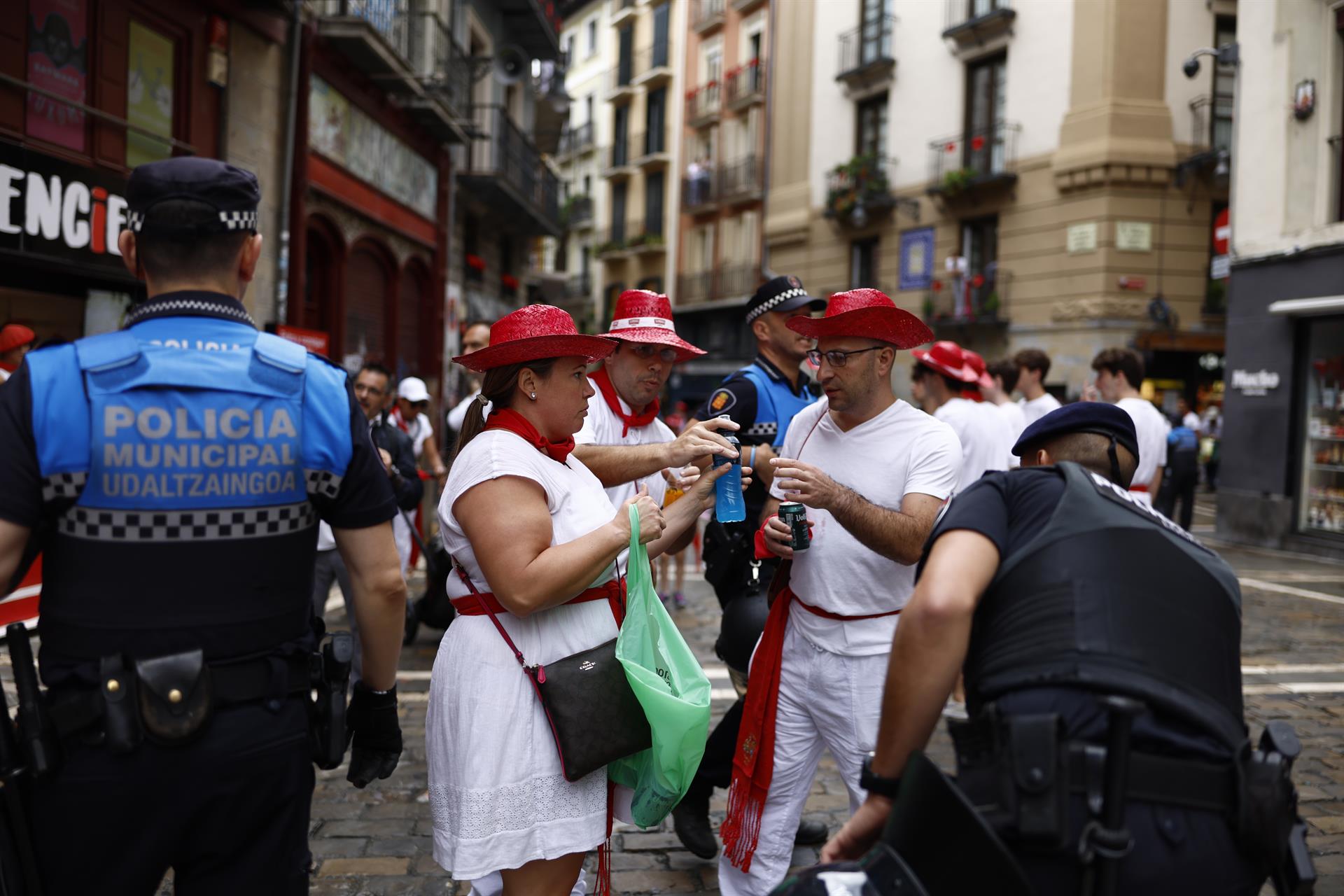 Vista de las medidas de seguridad para acceder a la Plaza Consistorial de Pamplona este miércoles. La ciudad de Pamplona vive con expectación la cuenta atrás hasta que, a las 12,00 horas de este miércoles, el exfutbolista Juan Carlos Unzué prenda la mecha del chupinazo anunciador de los Sanfermines 2022 y se dé inicio a 204 horas ininterrumpidas de fiesta, del 6 al 14 de julio. EFE/ Rodrigo Jiménez
