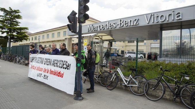 Trabajadores de la planta de Mercedes Benz de Vitoria en una protesta hace unos días. EFE/David Aguilar
