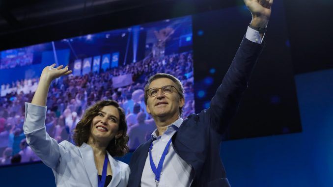 La presidenta del PP madrileño, Isabel Díaz Ayuso (i), y el líder del partido, Alberto Núñez Feijóo (d) en una imagen de archivo. EFE/Juan Carlos Hidalgo
