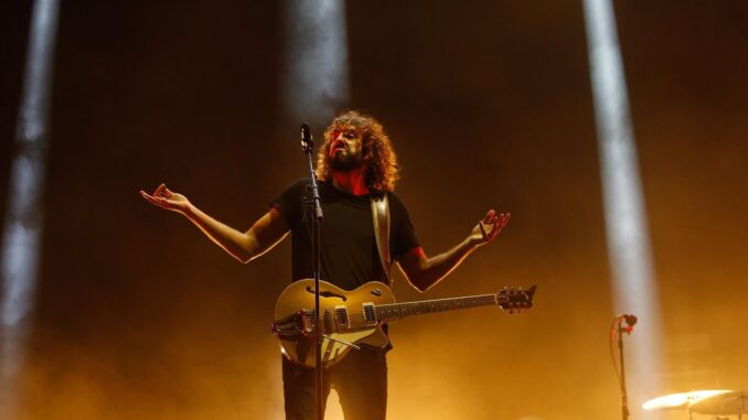 El vocalista y compositor del grupo Izal, Mikel Izal, durante su actuación este domingo en el Low Festival de Benidorm. EFE / Manuel Lorenzo.