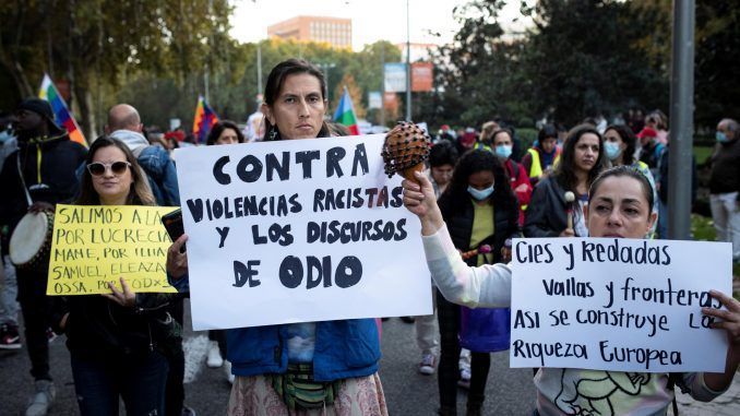 Imagen de archivo de una manifestación convocada por el movimiento antirracista de Madrid bajo el lema "Contra las violencias racistas y los discursos de odio". EFE/ Luca Piergiovanni
