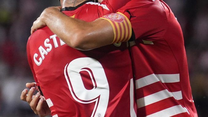 El delantero del Girona Christian Stuani (d) celebra con Valentín Castellano tras marcar ante el Getafe, durante el partido de Liga en Primera División que disputan este lunes en el estadio municipal de Montilivi. EFE/David Borrat
