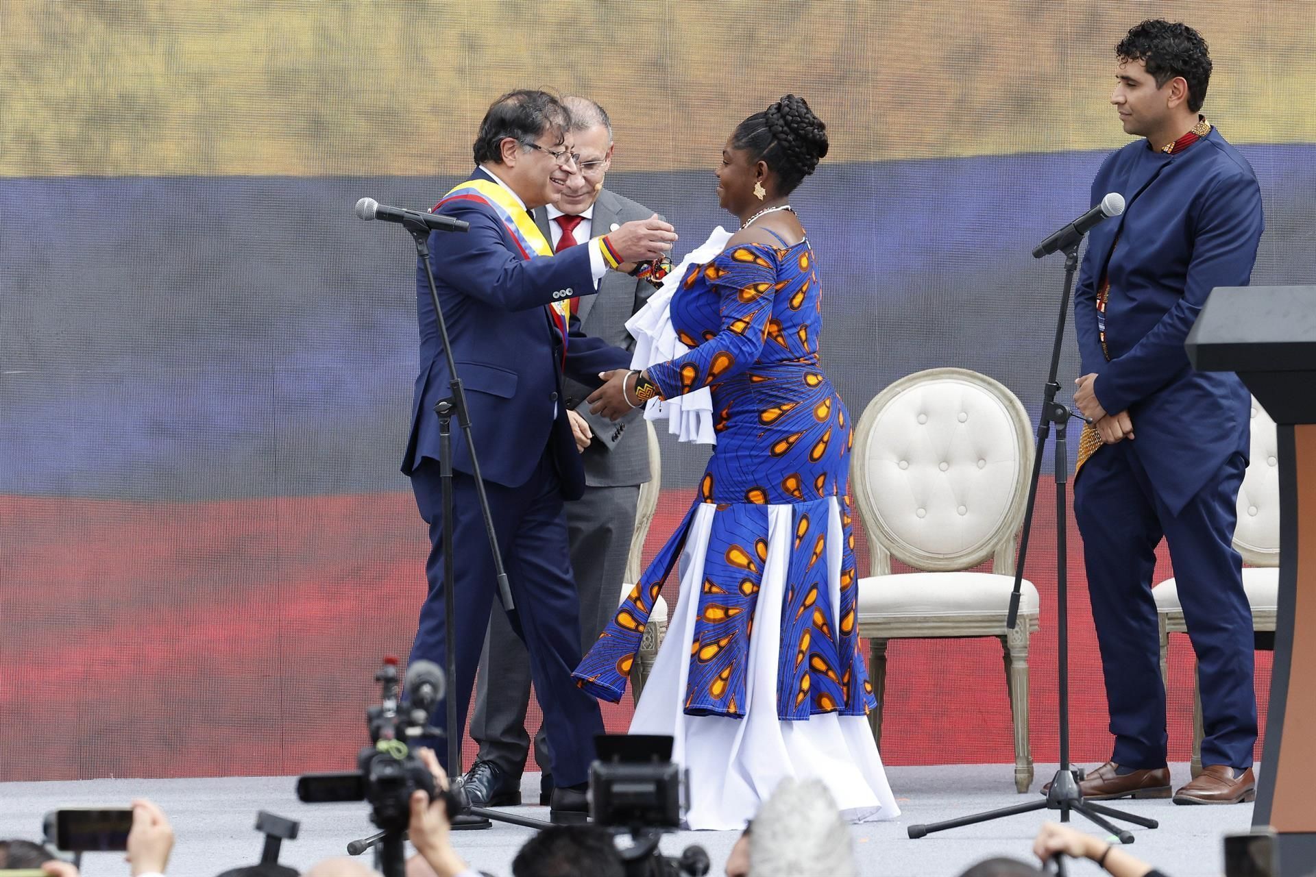 El presidente de Colombia, Gustavo Petro (i), abraza a la vicepresidenta Francia Márquez (d) tras tomarle juramento durante la ceremonia de Investidura hoy, en la Plaza Bolívar de Bogotá (Colombia). EFE/Mauricio Dueñas Castañeda

