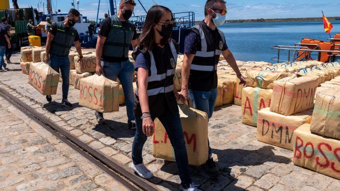 Imagen de archivo de agentes de la Guardia Civil de Huelva, junto al Servicio de Aduanas, durante una operación contra el narcotráfico. EFE/Archivo
