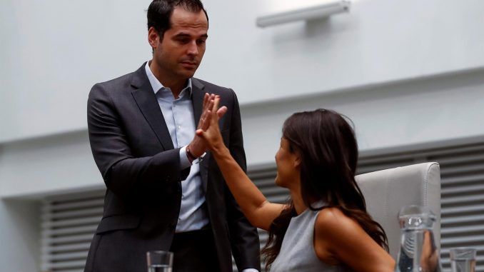 Imagen de archivo en la que el ex vicepresidente de la Comunidad de Madrid, Ignacio Aguado, saluda a la vicealcaldesa de Madrid, Begoña Villacís, al inicio de un debate del estado de la ciudad. EFE/ Emilio Naranjo
