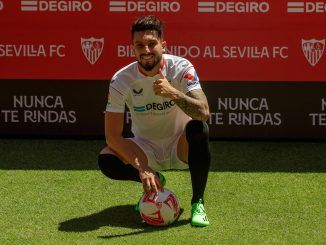 El lateral zurdo brasileño Alex Telles, cedido por el Manchester United, durante su presentación como nuevo jugador del Sevilla. EFE/Julio Muñoz