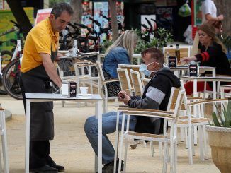 Un camarero atiende a un hombre en la terraza de un bar en Sevilla. EFE/Archivo