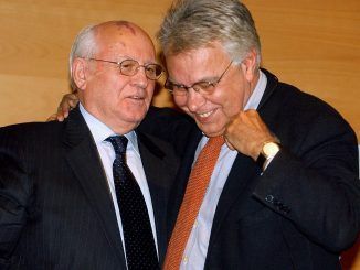 Imagen de archivo del exjefe del Ejecutivo español Felipe González con el expresidente soviético Mijaíl Gorbachov, en diciembre de 2005 en Granada. EFE/Juan Ferreras