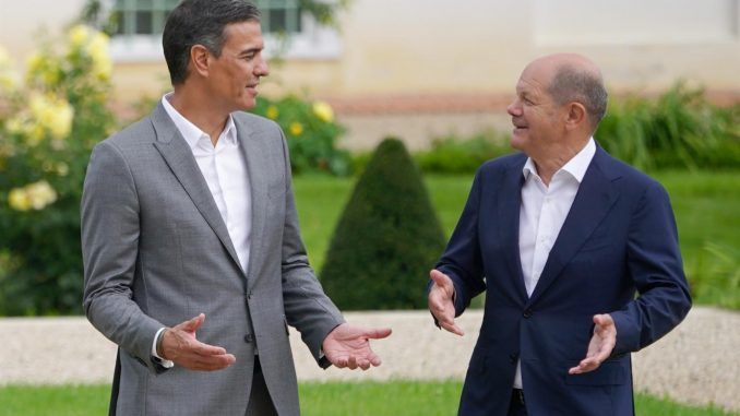 El canciller alemán, Olaf Scholz, y el presidente del Gobierno español, Pedro Sanchez, tras una reunión en Meseberg, este martes. EFE/EPA/CLEMENS BILAN
