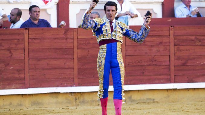 El torero Emilio de Justo cortó las dos orejas a su toro durante la corrida de la Feria de San Julián celebrada este lunes en la plaza de toros de Cuenca. EFE/José del Olmo
