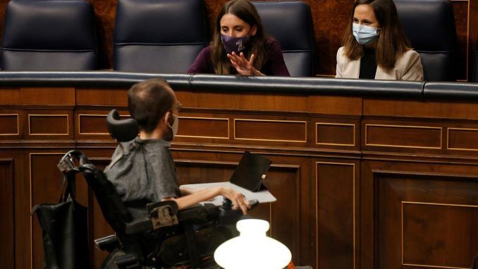 Foto de archivo (14/10/2021).- La ministra de Igualdad, Irene Montero conversa con el portavoz de Unidas Podemos, Pablo Echenique en presencia de la ministra de Derechos Sociales, Ione Belarra (d) durante la sesión plenaria celebrada en el Congreso de los Diputados. EFE/Javier Lizón
