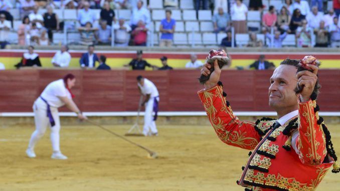 El diestro Antonio Ferrera, que ha cortado tres orejas, ha sido este miércoles el triunfador del primer festejo taurino de la feria de San Antolín, en Palencia. EFE/ Almudena Álvarez
