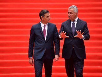 El presidente de Montenegro, Milo Djukanovic, este domingo junto al jefe del Gobierno español, Pedro Sánchez. EFE/EPA/BORIS PEJOVIC