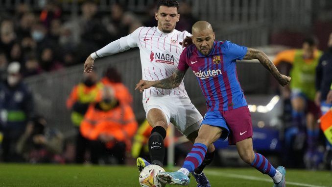 El defensa del Sevilla Karim Rekik (i) y el brasileño del Barcelona Dani Alves, en la pasada Liga. EFE/Alejandro García/ARCHIVO
