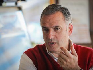 El intendente del departamento de Canelones, Yamandú Orsi, habla durante una entrevista con Efe, el 29 de agosto de 2022, en La Paz (Uruguay). EFE/ Raúl Martínez