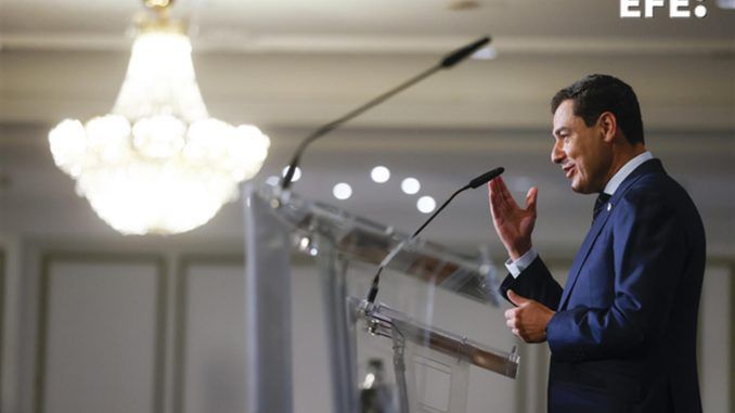 El presidente de la Junta de Andalucía, Juan Manuel Moreno Bonilla, protagoniza una conferencia-coloquio organizada por el grupo Joly en el Hotel Westin Palace en Madrid, este lunes. EFE/ Juan Carlos Hidalgo
