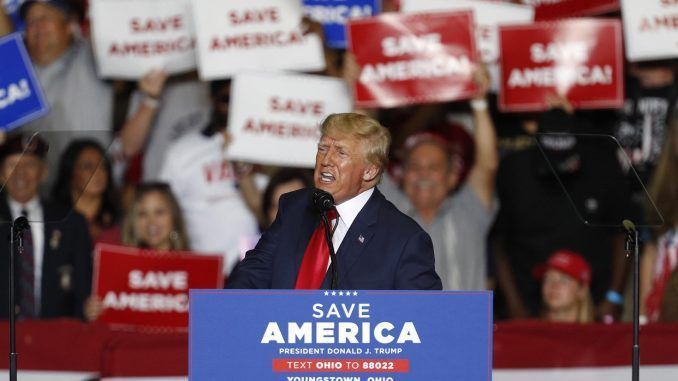 El expresidente estadounidense Donald Trump habla durante un mitin de Save America en el Covelli Center en Youngstown, Ohio, EE.UU., en una fotografía de archivo. (Estados Unidos) EFE/EPA/David Maxwell
