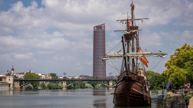 Foto de archivo de la réplica de la nao Victoria, en Sevilla. EFE/Julio Muñoz
