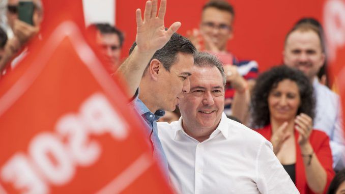 Imagen de archivo de secretario general del PSOE y presidente del Gobierno, Pedro Sánchez (c-i), y el secretario general socialista en Andalucía, Juan Espadas, que el 17 de septiembre dirigirá el Consejo Político Federal del PSOE en Zaragoza. EFE/ José Manuel Pedrosa
