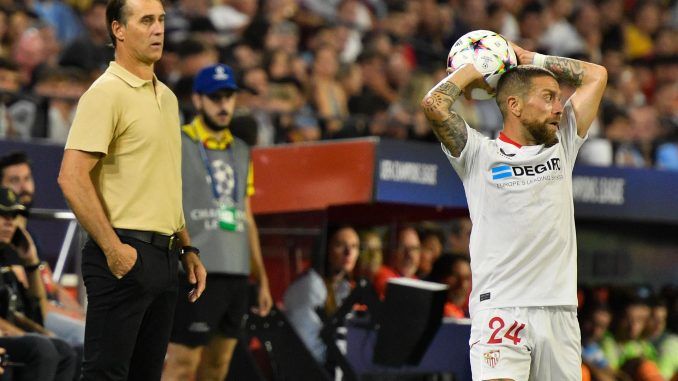 El entrenador del Sevilla, Julen Lopetegui, durante el partido de la Liga de Campeones ante el Manchester City jugado en el estadio Sánchez-Pizjuán. EFE/ Raúl Caro.
