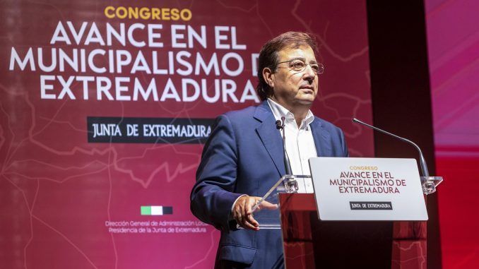 MÉRIDA (BADAJOZ), 22/09/2022.- El jefe del Ejecutivo extremeño, Guillermo Fernández Vara, durante su participación en el Congreso "Avance en el municipalismo de Extremaura" inaugurado este jueves en Mérida. EFE/Jero Morales
