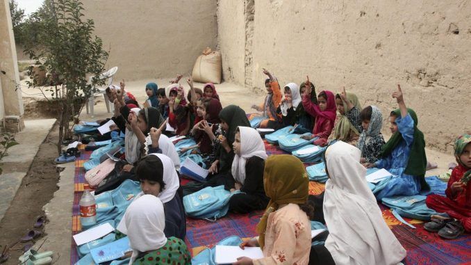 Foto de archivo de un grupo de niñas recibiendo clase en una improvisada escuela en Kunduz, Afganistán. EFE/NAQEEB AHMED
