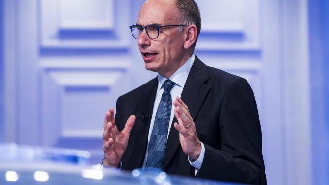 El líder del Partido Democrático Italiano (PD), Enrico Letta, durante una entrevista ayer en el programa de televisión Rai 1 'Porta a Porta' en Roma. EFE/EPA/ANGELO CARCONI
