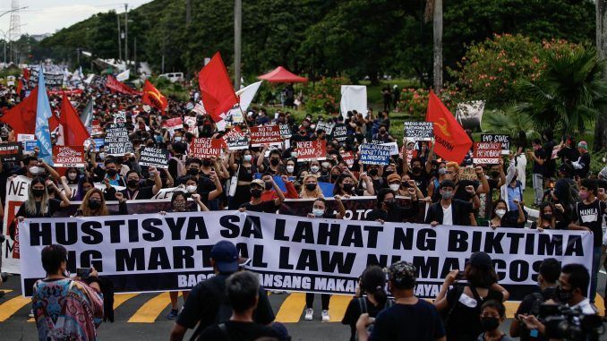 Manifestación en Manila en el 50 aniversario del inicio de la dictadura de Ferdinand Marcos. EFE/EPA/ROLEX DELA PENA
