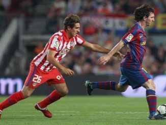 Koke persigue a Messi en su debut con el primer equipo del Atlético de Madrid, el 19 de septiembre de 2019 contra el Barcelona en el Camp Nou. EFE/Andre Dalmau.