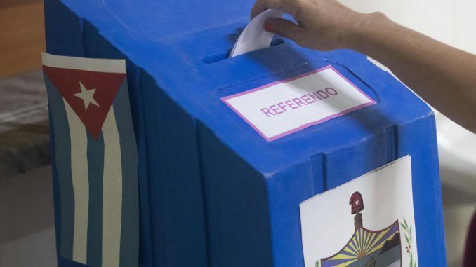 Detalle de la mano de una persona al ejercer su derecho al voto, durante el referendo sobre el nuevo código de familia, en La Habana (Cuba). EFE/Yander Zamora
